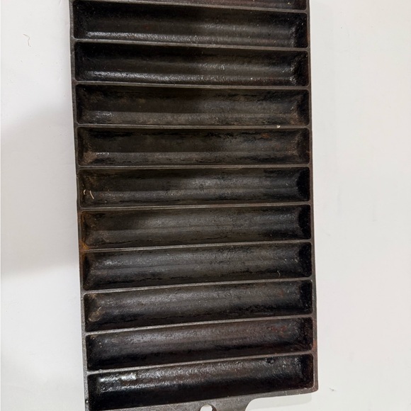 Vintage Cast Iron Cornbread Pan ~ Excellent Condition ~ 14” L x 7” W - Picture 12 of 15